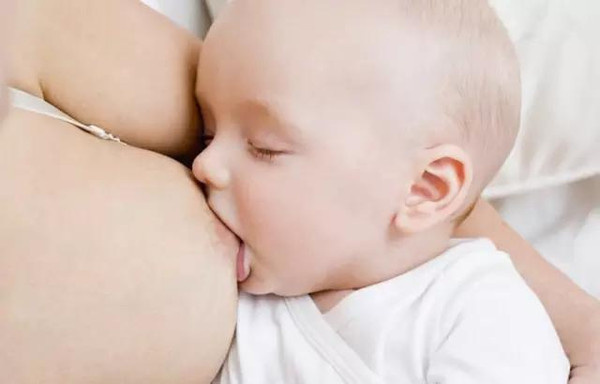 宝宝喝奶时需要注意什么 - 宝宝吃奶时的3个45度(图1)