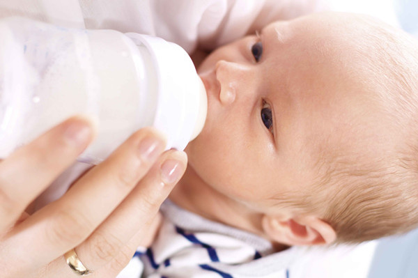 宝宝喝奶时需要注意什么 - 宝宝吃奶时的3个45度(图3)